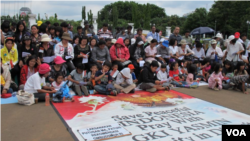 Sejak GKI Yasmin disegel, para anggota jemaat melakukan ibadah dua minggu sekali di seberang Istana Merdeka, Jakarta. Ibadah ini dilakukan bersama jemaat HKBP Filadelfia, Bekasi, yang bernasib serupa. (foto: dok).