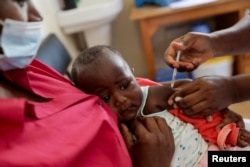 Vaksinasi malaria di rumah sakit Lumumba di Kisumu, Kenya, July 1, 2022. (REUTERS/Baz Ratner)