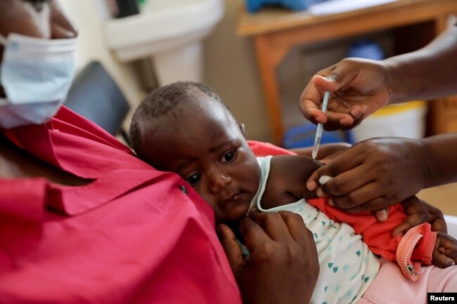 Vaksinasi malaria di rumah sakit Lumumba di Kisumu, Kenya, July 1, 2022. (REUTERS/Baz Ratner)