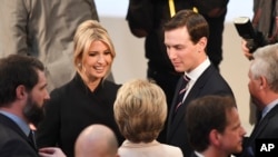 Ivanka Trump y su esposo Jared Kushner, están entre los funcionarios de la Casa Blanca que recibieron autorizaciones de seguridad consideradas injustificadas.