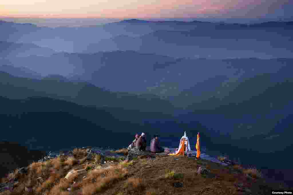 2201897 - Prayer At Dawn