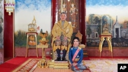 Foto tak bertanggal ini diposting Senin, 26 Agustus 2019 di situs web Kantor Kerajaan Thailand menunjukkan Raja Maha Vajiralongkorn dengan Mayor Jenderal Sineenatra Wongvajirabhakdi, permaisuri bangsawan kerajaan. 