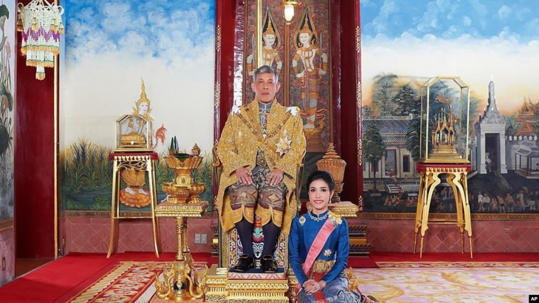 Raja Maha Vajiralongkorn bersama selirnya, Mayor Jenderal Sineenatra Wongvajirabhakdi. (Foto: dok).