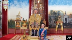 Raja Maha Vajiralongkorn bersama selirnya, Mayor Jenderal Sineenatra Wongvajirabhakdi. (Foto: dok).