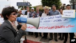 Khadija Ryadi, ex-présidente de l'Association marocaine des droits humains (AMDH) et prix de l'ONU pour les droits de l'Homme en 2013, lance des slogans lors d’une manifestation à Rabat, Maroc, 22 octobre 2013.