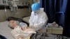 یک بیمار مبتلا به کووید-۱۹ در بیمارستانی در تهران - آرشیو