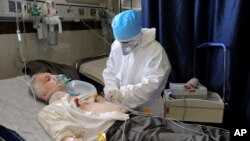 یک بیمار مبتلا به کووید-۱۹ در بیمارستانی در تهران - آرشیو