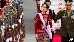 Myanmar leader Aung San Suu Kyi arrives at Clark International Airport, north of Manila, Philippines to attend the 31st ASEAN Summit and Related Summits in Manila, Nov. 11, 2017. 