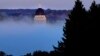 Gedung DPR negara bagian Maine tampak menjulang di atas kabut yang naik dari Sungai Kennebec pada pagi yang dingin, hari Kamis, 7 Oktober 2021, di kota Augusta, Maine. (Foto: AP)