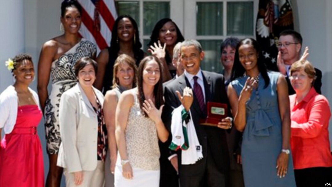 President Barack Obama bersama tim pemenang liga WNBA (Women NBA) Seattle Storm, Rabu (29/6).