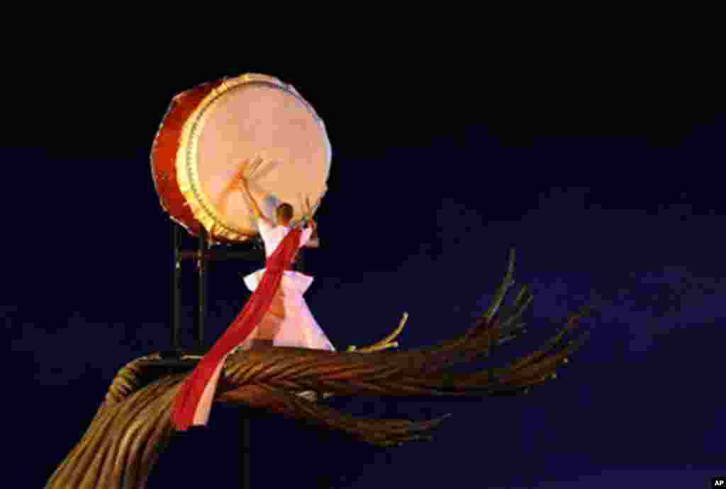 A Taiwanese performer plays a drum during the New Year's eve ceremony, in Taipei, Taiwan, 31 Dec 2010. (AP Image)
