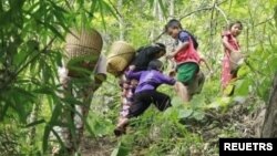 ကယားပြည်နယ်တွင်း တိုက်ပွဲတွေကြောင့် တောတောင်တွေထဲ ထွက်ပြေးတိမ်းရှောင်နေသူများ။ (မေ ၂၆၊ ၂၀၂၁)