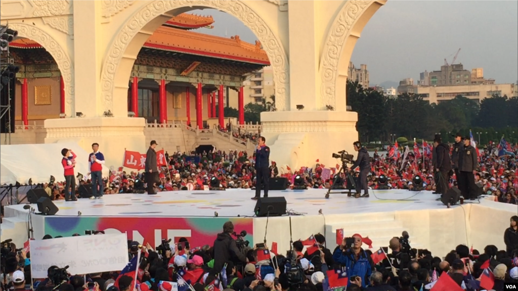 台湾总统候选人朱立伦在国民党集会上 (美国之音萧洵拍摄)