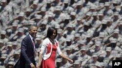 Presiden Obama dan Ibu Negara Michelle Obama mendapat penghormatan dari para prajurit AS di Fort Stewart, Georgia, Jumat (27/4).