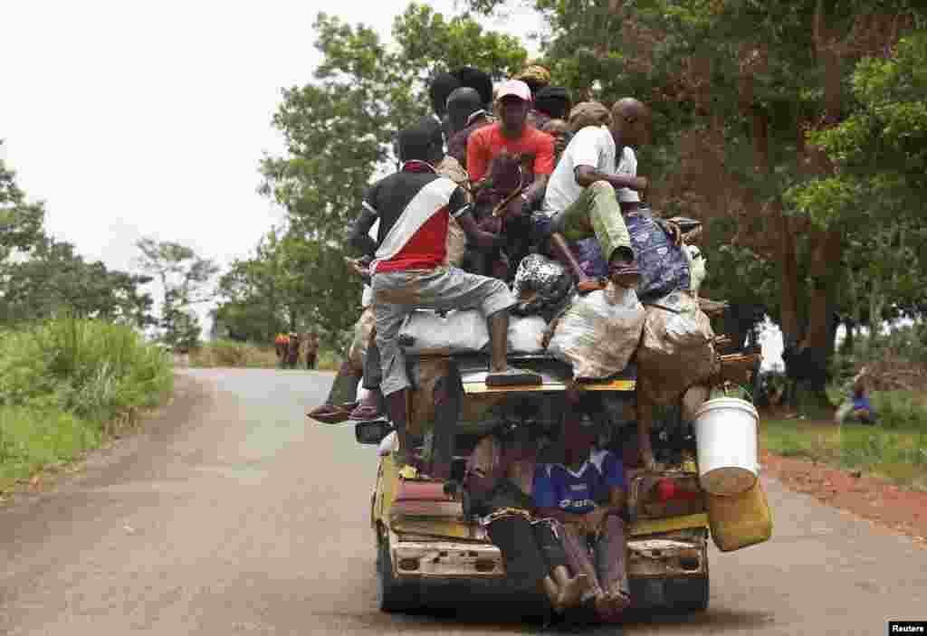 People pile on a vehicle on a road between the village of Zawa and the town of Yaloke, Central African Republic, April 8, 2014. 