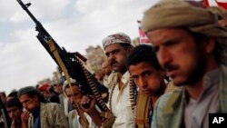 Pemberontak Syiah Houthi melakukan unjuk rasa memrotes serangan udara Saudi di Sanaa, Yaman (24/8). Pemberontak Houthi membebaskan 5 sandera hari Minggu 20/9.