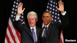 Clinton se comunica frecuentemente con Obama para hablar sobre la estrategia de la campaña.