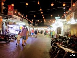 Travelers visit the night market on the Vietnamese island of Phu Quoc. (VOA News)