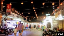 Travelers visit the night market on the Vietnamese island of Phu Quoc.(VOA News)