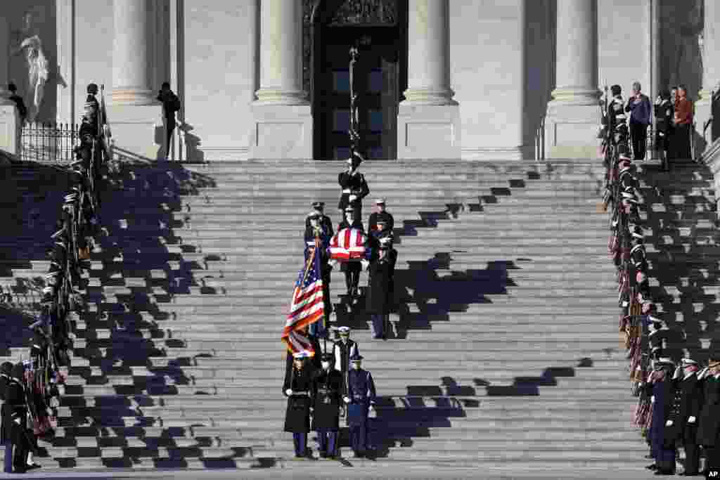 El ataúd envuelto en la bandera del expresidente Jimmy Carter es trasladado desde el Capitolio de Estados Unidos camino al funeral de estado en la Catedral Nacional, en Washington, el 9 de enero de 2025.