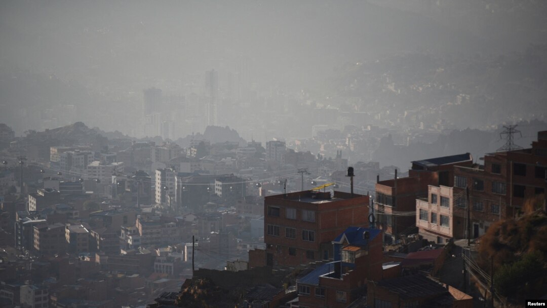 ARCHIVO - Los edificios están envueltos en humo provocado por los incendios forestales en el este del país, en La Paz, Bolivia el 22 de agosto de 2024.