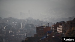 ARCHIVO - Los edificios están envueltos en humo provocado por los incendios forestales en el este del país, en La Paz, Bolivia el 22 de agosto de 2024.