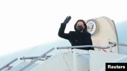 La vicepresidenta de Estados Unidos, Kamala Harris, saluda antes de abordar el Air Force Two durante una visita a Wisconsin. REUTERS/Patrick McDermott