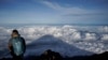 Bayangan Gunung Fuji terpantul di awan yang berawak di bawah puncak gunung, 27 Agustus 2019, di Jepang. Polisi mengtakan tiga mayat pendaki ditemukan di Gunung Fuji pada Kamis, 27 Juni 2024. (/foto: Jae C. Hong)