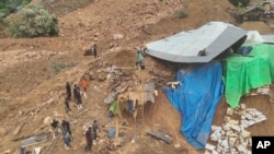 Sejumlah petugas SAR dari BASARNAS mencari korban tanah longsor di tambang emas ilegal di Bone Bolango, Provinsi Gorontalo, 10 Juli 2024. (Foto: BASARNAS via AP)