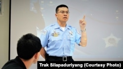 Chicago Police Academy instructor Trak Silapaduriyang trains Thai police instructors in Bangkok