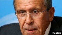 Sergei Lavrov habla sobre su propuesta con los periodistas en Moscú.