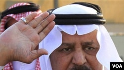 El ministro del Interior, Nayef bin Abdul Aziz al-Saud, reunido con las fuerzas especiales militares de Arabia Saudita.