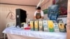 Faiber Trujillo, en una vitrina de exposición con las marcas de café elaboradas en la trilladora del ETCR El Oso en Gaitania, Planadas, Tolima, el 1 de noviembre de 2024. [Javier Hernández, VOA] 