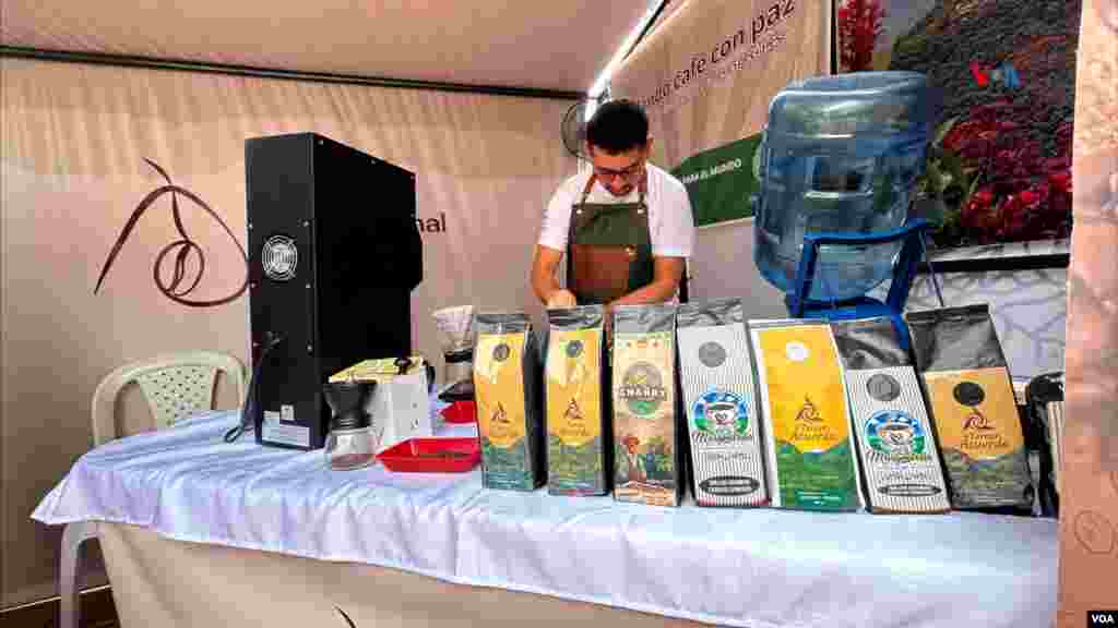  Faiber Trujillo, en una vitrina de exposición con las marcas de café elaboradas en la trilladora del ETCR El Oso en Gaitania, Planadas, Tolima, el 1 de noviembre de 2024. (Foto Javier Hernández / VOA) &nbsp; 