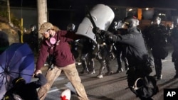 Sukob policije i demonstranata u Portlandu, 8. avgusta 2020. (AP Photo/Nathan Howard)