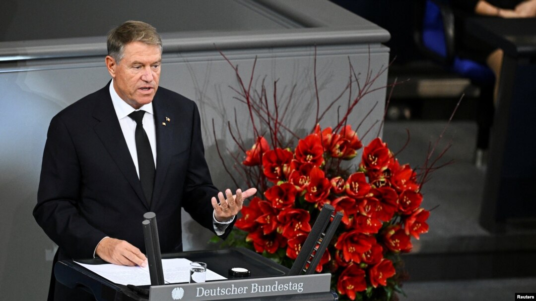 Presiden Rumania Klaus Iohannis menyampaikan pidato di majelis rendah parlemen, Bundestag, di Berlin, Jerman, 17 November 2024. (Annegret Hilse/REUTERS)