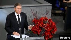 Presiden Rumania Klaus Iohannis menyampaikan pidato di majelis rendah parlemen, Bundestag, di Berlin, Jerman, 17 November 2024. (Annegret Hilse/REUTERS)