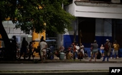 Warga Kuba mengantre untuk mendapatkan roti pada hari kedua pemadaman listrik nasional di Havana, 19 Oktober 2024. (Foto: AFP)