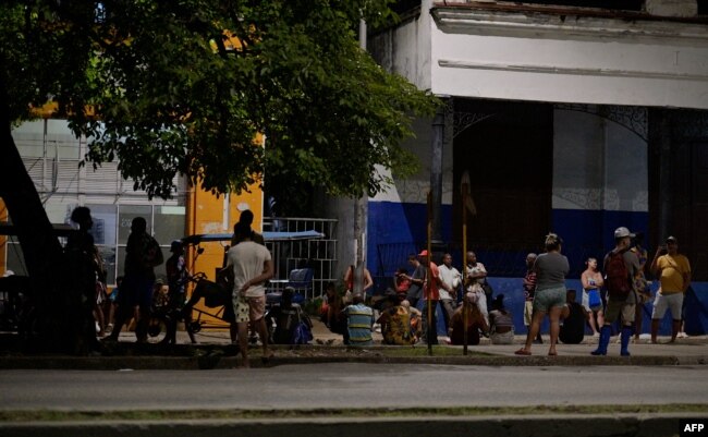 Warga Kuba mengantre untuk mendapatkan roti pada hari kedua pemadaman listrik nasional di Havana, 19 Oktober 2024. (Foto: AFP)