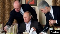 Ông Evgeny Prigozhin (trái) bên cạnh ông Vladimir Putin (giữa) khi ông Putin đang giữ chức Thủ tướng Nga vào năm 2011. 