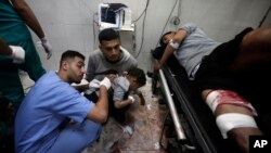 2024年1月22日，在以色列轟炸中受傷的巴勒斯坦人在加沙南部汗尤尼斯的納賽爾醫院接受治療。(美聯社照片)