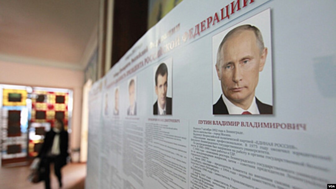 Papan profil calon presiden Rusia, diantaranya adalah Perdana Menteri Vladimir Putin, ditampilkan di TPS dekat Stavropol (3/2).