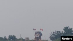 지난해 6월 한국 경기도 파주에서 바라본 북한 지역 초소.