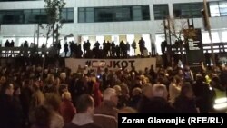 Okupljeni na 50. antivladinom protestu "Jedan od pet miliona", ispred Palate pravde, u Beogradu, 16. novembra 2019. (Foto: Zoran Glavonić, Radio Slobodna Evropa)