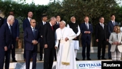 美国总统拜登和其他七国集团领导人与教宗方济各以及应邀参加七国集团意大利峰会的其他领导人在一起拍合影照。(2024年6月14日)