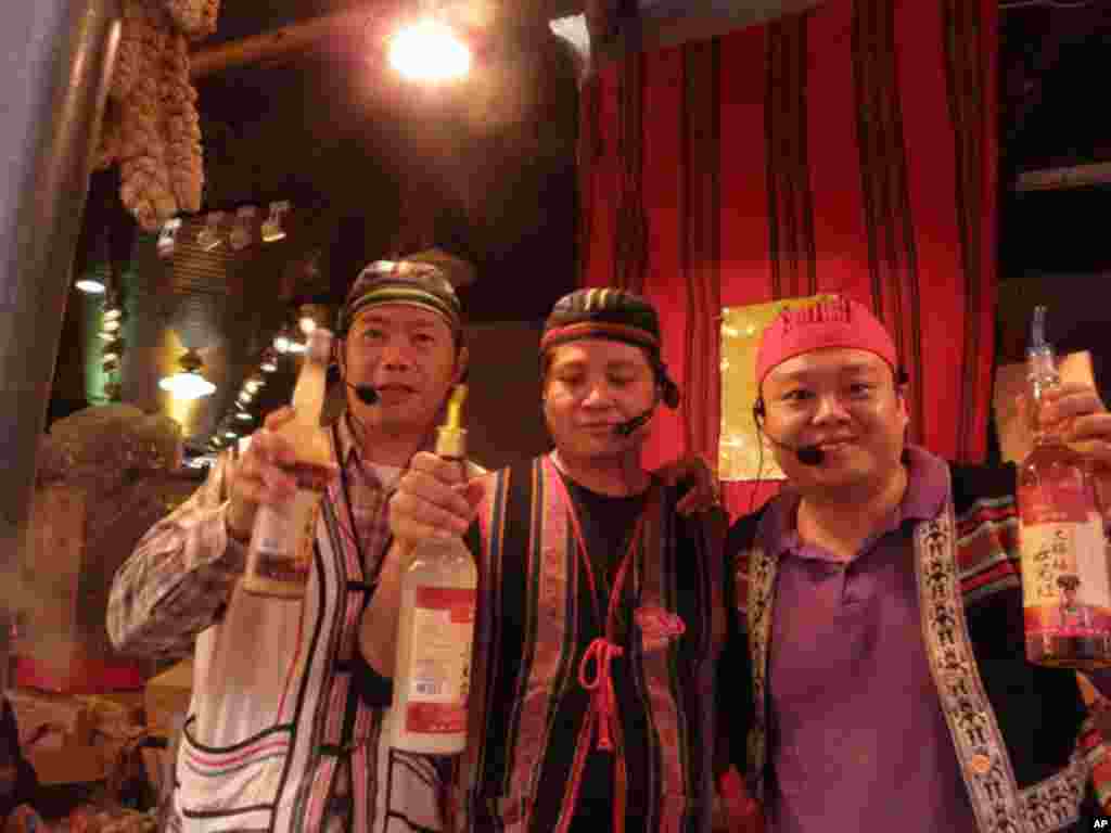 原住民打扮强力推销小米酒和健康醋