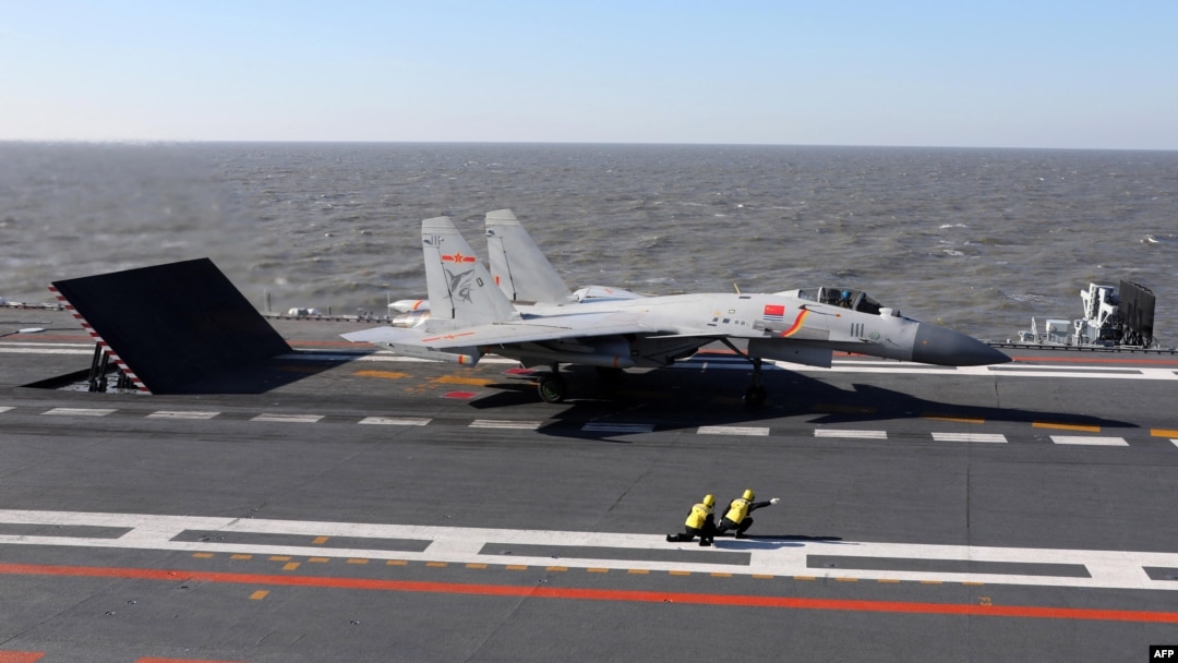 Esta fotografía tomada en una fecha no revelada en diciembre de 2016 muestra un avión de combate chino J-15 preparándose para despegar de la cubierta del portaaviones Liaoning, durante ejercicios militares en el mar de Bohai, frente a la costa noreste de China.