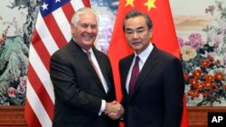 Le secrétaire d’Etat américain Rex Tillerson, à gauche, discute avec le président chinois Xi Jinping dans la grande salle du Palais du peuple, Beijing, Chine, 30 septembre 2017.