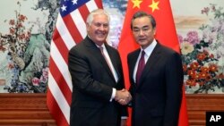 AQSh Davlat kotibi Reks Tillerson (chapda) Xitoy Tashqi ishlar vaziri Van Yi bilan, pekin, 30-sentabr, 2017-yil.