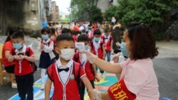 Перевірка температури дітей у передшкіллі в китайському місті Йонґджоу 11 травня 2020 р.